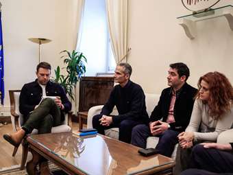 Στ. Κασσελάκης για τράπεζες: "Καρτελοποίηση, χαμηλή ποιότητα υπηρεσιών, υπέρογκα κέρδη, εργασιακή επισφάλεια"