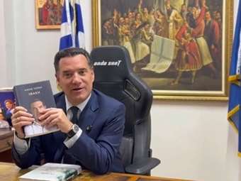 Ο Αδ. Γεωργιάδης παρέλαβε το βιβλίο του Αλ. Τσίπρα και απαντά με βίντεο: "Η ιστορία σε μαθαίνει να διαλέγεις καλούς συνεργάτες"