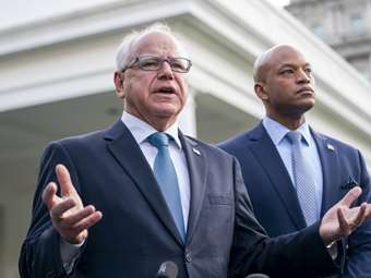 Η Κ. Χάρις επέλεξε για υποψήφιο αντιπρόεδρο τον Τιμ Γουόλς, κυβερνήτη της Μινεσότα