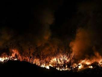 Σε εξέλιξη φωτιά στη Βούρβουρα Αρκαδίας