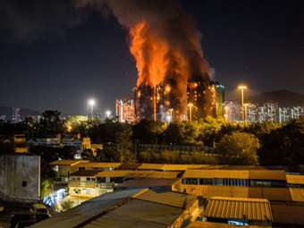 Χονγκ Κονγκ: Μεγάλη φωτιά σε συγκρότημα κατοικιών - 13 νεκροί, τραυματίες και εγκλωβισμένοι στους φλεγόμενους ουρανοξύστες