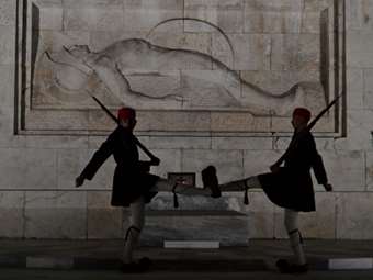 Εσωτερικοί τριγμοί στη ΝΔ για τον Άγνωστο Στρατιώτη - Οι αναφορές Δένδια και η "μάχη" της επόμενης ημέρας