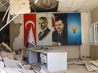 Η αντιπολίτευση διστάζει, οι Τούρκοι φοβούνται και ο Ερντογάν μετατρέπει την Τουρκία σε ισλαμιστική δικτατορία