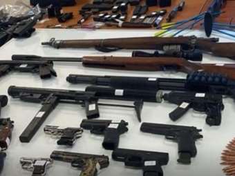 Απίστευτο οπλοστάσιο στη Δυτική Αττική: Πατέρας και γιος οι μεγαλύτεροι προμηθευτές όπλων και εκρηκτικών στην ελληνική mafia