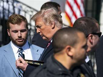 Διαβάζει ο Τραμπ το Art of the Deal;