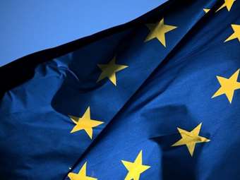 Bloomberg: Η ΕΕ εξετάζει σχέδια έκτακτης ανάγκης για την προστασία της οικονομίας από τους δασμούς του Τραμπ