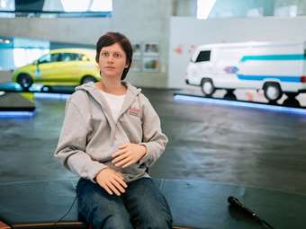 Συνάντηση με το ρομπότ Andrea στο μουσείο της Mercedes