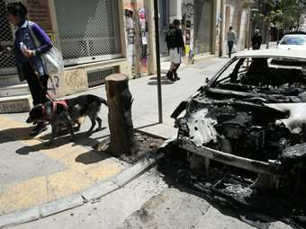 Εξάρχεια: Καμένα ΙΧ και τραυματίας αστυνομικός από τα επεισόδια - Σύνδεση με τη βόμβα στη Hellenic Train εξετάζει η ΕΛΑΣ