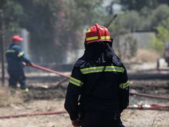 Πάτρα: Έχει περιοριστεί η φωτιά κοντά σε εργοστάσιο στο Γομοστό