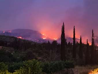 Χωρίς ενεργό μέτωπο η φωτιά στην Κορινθία, ολυνύχτια μάχη με εστίες αναζωπύρωσης - Στο σημείο ο Β. Κικίλιας