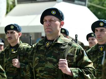 Παρέλασε στη Θήβα ο Στ. Κασσελάκης για την 25η Μαρτίου