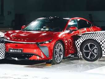 Τι συμβαίνει σε ένα τριπλό crash test ηλεκτρικών αυτοκινήτων (video)