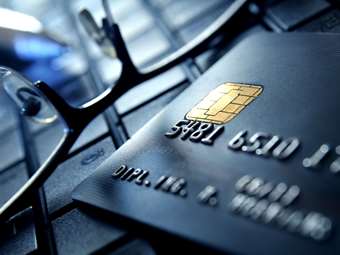 Η χρήση πιστωτικών και χρεωστικών καρτών έριξε στο μισό τη φοροδιαφυγή ΦΠΑ