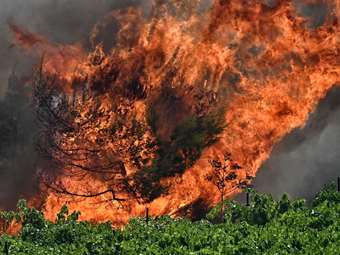 Υπό μερικό έλεγχο η φωτιά στον Ασπρόπυργο