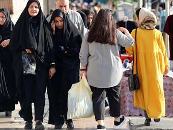 Ιράν: Το καθεστώς καταφεύγει σε drones και apps για να αστυνομεύσει την ενδυμασία των γυναικών
