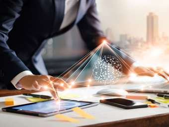 Bain &amp; Company: Στροφή των καταναλωτών προς τις ψηφιακές τράπεζες και τις neobanks