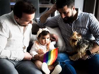 Βουλή: Η "ακτινογραφία" των τεκνοθεσιών στην Ελλάδα και το προφίλ των υποψηφίων θετών γονέων