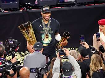 Γιάννης Αντετοκούνμπο: Με μυθική εμφάνιση οδήγησε τους Μιλγουόκι Μπακς στην κατάκτηση του NBA Cup