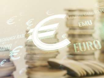 Υποχωρεί περαιτέρω το ευρώ στα 1,0305 δολάρια