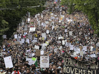 Έξαλλοι χιλιάδες διαδηλωτές με τον Τραμπ που τους απέλυσε από το Δημόσιο: "Αμερική, ξύπνα! Γίνεται πραξικόπημα"