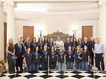 Ο Κ. Μητσοτάκης υποδέχθηκε την "χρυσή" εθνική ομάδα πόλο γυναικών στο Μέγαρο Μαξίμου