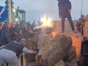 Νέα μπλόκα από τους αγρότες σε Πλατύκαμπο, Καρδίτσα με φωτιές σε άχυρο και παλέτες