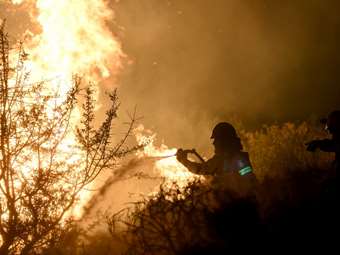Οργή στην Ύδρα για τη φωτιά που προκάλεσαν επιβάτες σκάφους πετώντας πυροτεχνήματα