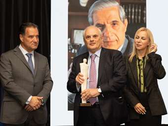 Ο αείμνηστος Παύλος Γιαννακόπουλος τιμήθηκε με το Βραβείο Κορυφαίας Προσωπικότητας στον κλάδο της Ελληνικής Φαρμακοβιομηχανίας