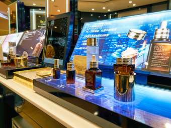 Estee Lauder: Αύξηση πωλήσεων κατά το γ' τρίμηνο και αναβάθμιση του outlook