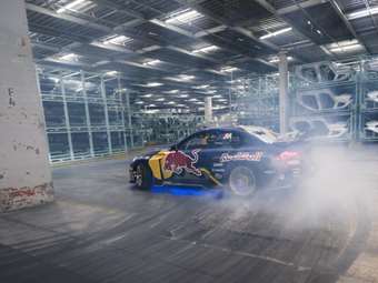 Δείτε M2 1.085 ίππων να κάνει drift μέσα στο εργοστάσιο της BMW