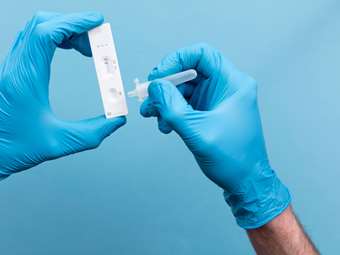 ΕΟΔΥ: Συνεχίζει να αυξάνεται η θετικότητα για SARS-CoV-2