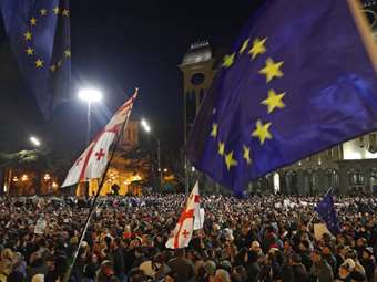 Γεωργία: Χιλιάδες διαδηλωτές κατά του "ρωσικού νόμου" έχουν αποκλείσει κεντρικό κόμβο στην Τιφλίδα