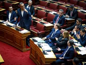 Ο ΣΥΡΙΖΑ διαλύεται με "κρότο", το ΠΑΣΟΚ ψάχνει βηματισμό