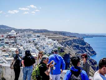 Almost 11 billion euros flowed into Greece from tourism up until July, central bank report shows
