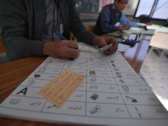 Πακιστάν: Αμφίρροπη η μάχη για τη νίκη στις εκλογές