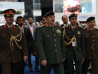 Από πού αντλεί ο Χάφταρ την άνεση να προσβάλλει την ΕΕ