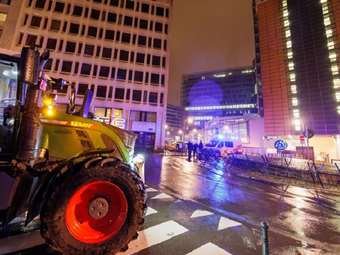 Τα τρακτέρ των αγροτών "πολιορκούν" την Κομισιόν