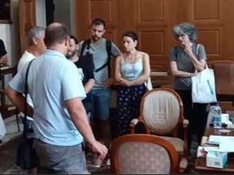 Η αντιπρύτανης ΕΚΠΑ έδιωξε συνδικαλιστές που διαμαρτύρονταν για τον υπάλληλο που κατέβασε τον σέρβερ