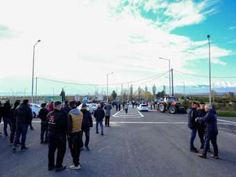 Κυβερνητικές "Συμπληγάδες" από τα αγροτικά μπλόκα - Στις 3 το μεσημέρι συνάντηση Τσιάρα με τους βουλευτές της ΝΔ