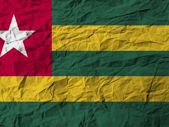 Ο πρόεδρος του Τόγκο επιστρέφει το νέο Σύνταγμα στο κοινοβούλιο