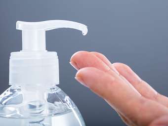 FT: Η ΕΕ εξετάζει την απαγόρευση της χρήσης αιθανόλης σε απολυμαντικά χεριών λόγω φόβων για καρκίνο