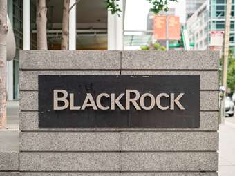 BlackRock: Βλέπει άφθονες ευκαιρίες στην Ευρώπη - Αγοράζει εταιρικά ομόλογα, τράπεζες, βιομηχανία και κοινή ωφέλεια - Τι λέει για ελληνικά ομόλογα και περιφέρεια