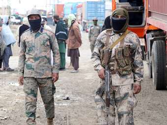 Πακιστάν: Ο υπουργός Άμυνας προειδοποιεί για "ανοικτό πόλεμο" με το Αφγανιστάν αν αποτύχουν οι συνομιλίες