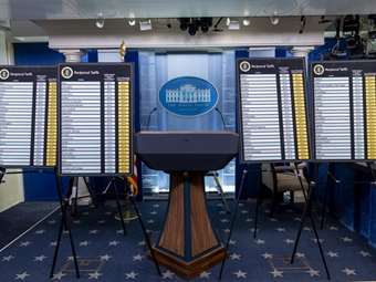 "Το μεγαλύτερο σοκ του αιώνα" - Τα 3 σενάρια της Scope για την εξέλιξη της επιθετικής εμπορικής πολιτικής Τραμπ