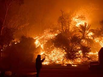 ΗΠΑ: Εκκενώσεις στο Μαλιμπού λόγω της πυρκαγιάς που ξέσπασε εχθές