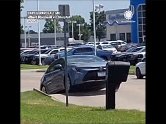 Έσκασε δρόμος λόγω καύσωνα-σώθηκε από θαύμα οδηγός (Video)