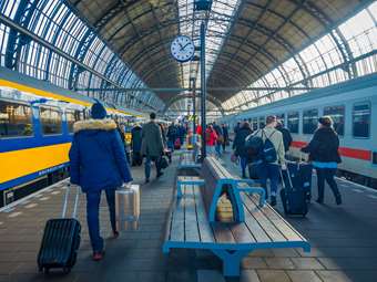 Ολλανδία: Πυρκαγιά κοντά στις σιδηροδρομικές γραμμές στο Άμστερνταμ - Υποψίες για εγκληματική ενέργεια