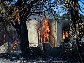 Διάσπαρτες εστίες στην Κερατέα, δεν υπάρχει ενεργό μέτωπο στη Σταμάτα - Ένας νεκρός από ανακοπή