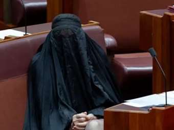 Αυστραλία: Η ακροδεξιά Πολίν Χάνσον αποβλήθηκε από τη Γερουσία μετά την απόφαση να εμφανιστεί με μπούρκα