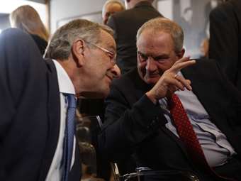 Live oι ομιλίες των πρώην πρωθυπουργών Κ. Καραμανλή και Αντ. Σαμαρά σε εκδήλωση στο Πολεμικό Μουσείο